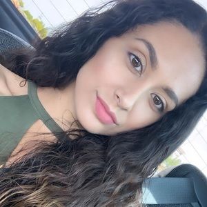 Meet your Posher, Yoli